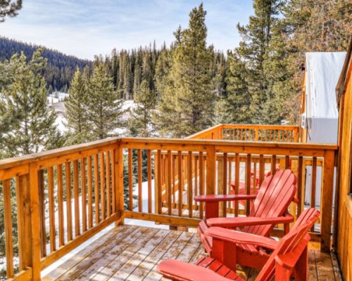 winter-glamping-deck-thebohoguide
